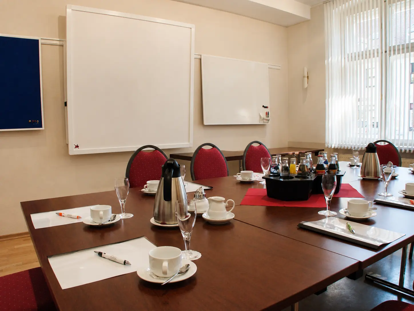 Tagungsraum im Altstadt Hotel Potsdam mit Kaffeepause und Präsentationsausstattung