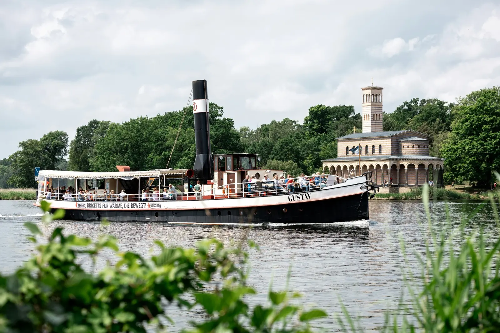 Schlösserrundfahrt mit Dampfschiff vor der Heilandskirche Sacrow in Potsdam