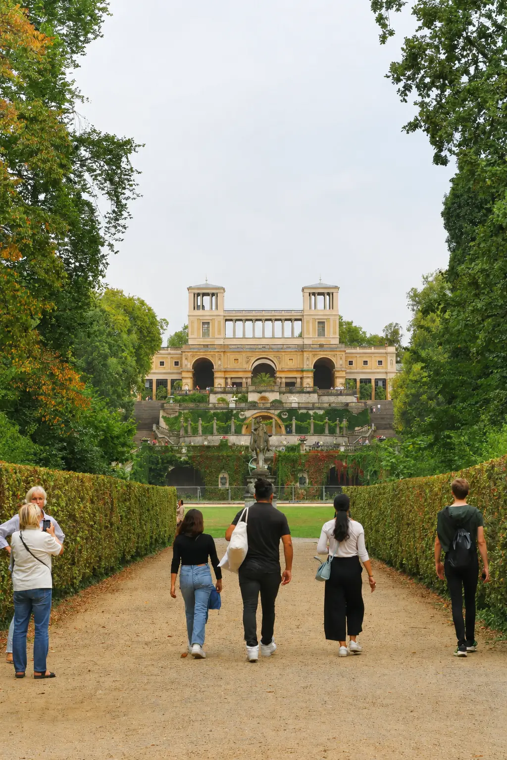 Reisegruppe vor dem Orangerieschloss im Park Sanssouci in Potsdam