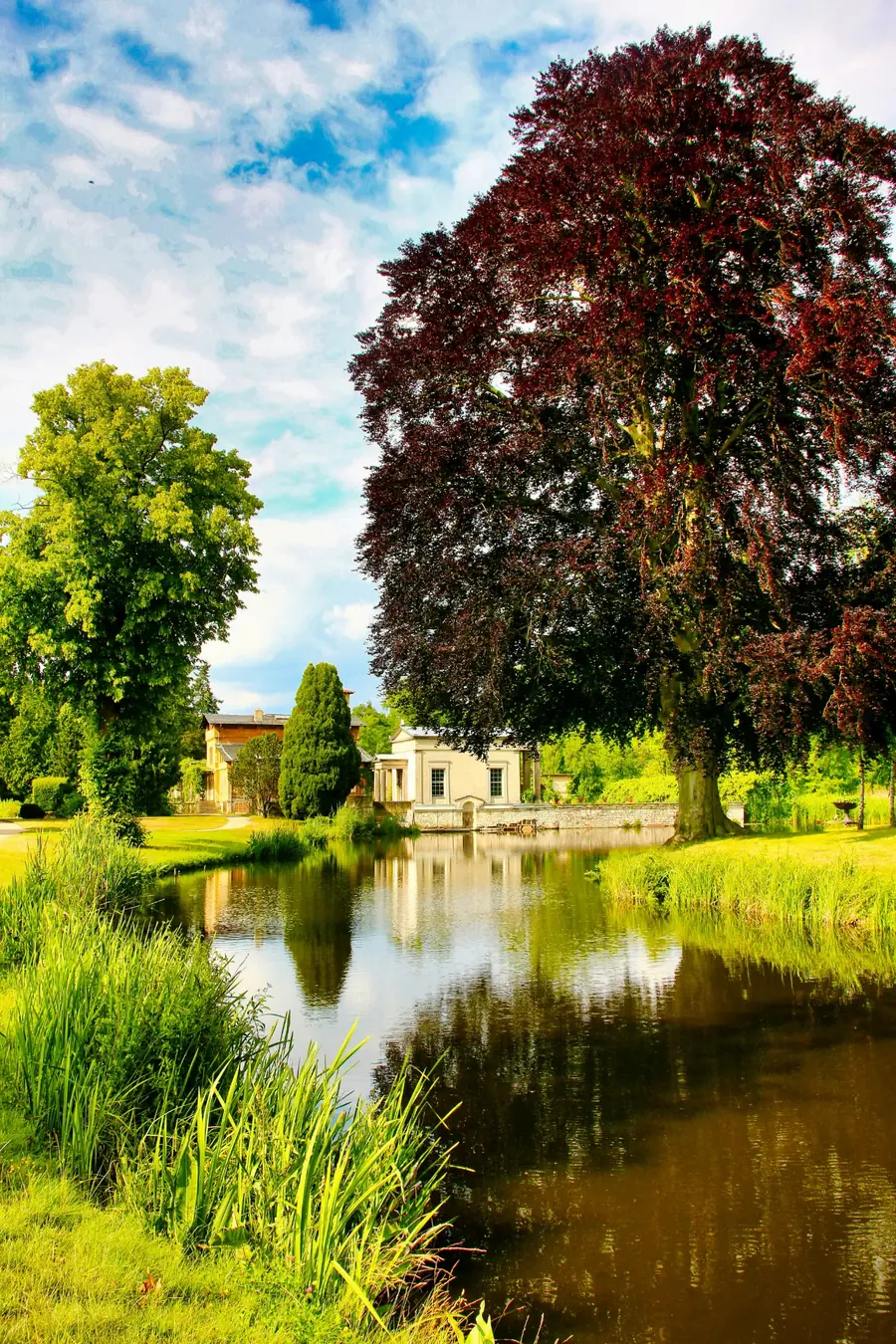 Ruhige Potsdamer Parklandschaft mit historischem Gebäude am Wasser