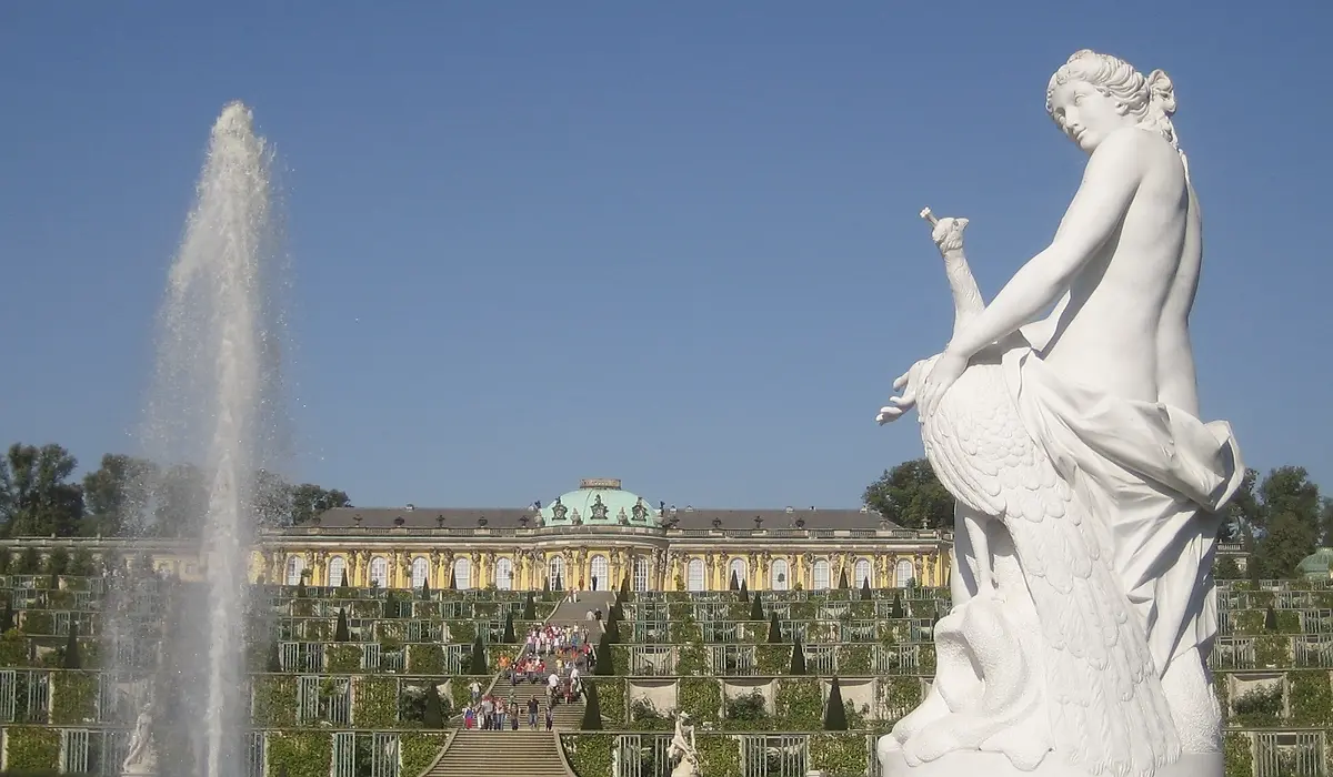 sanssouci-potsdam-fountain-cc0-web Schloss Sanssouci mit Terrassengarten und Fontäne in Potsdam